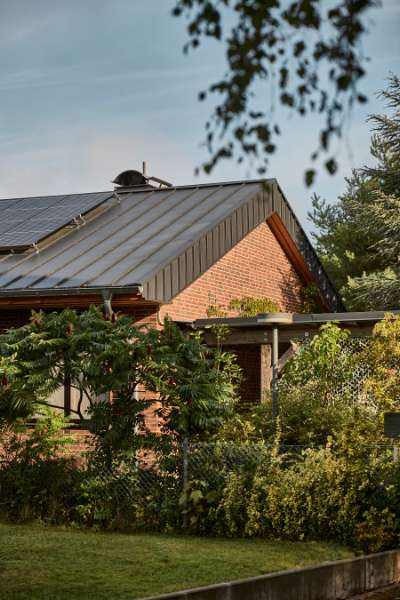 Tysk badeby har fået spir af stål blandt trækroner, Im Kleifeld 17, 29389 Bad Bodenteich, Tyskland